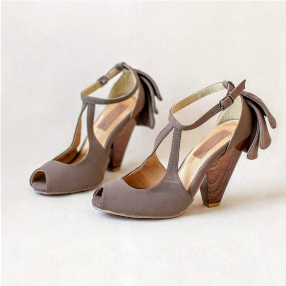 🆕Anthropologie✳️Joyfolie Vintage Strappy Heels